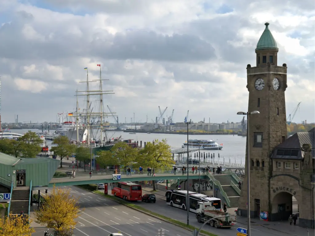 Blick über die Hamburger Landungsbrücken mit Hafen als Symbol für Factoring und Logistikunternehmen in Hamburg