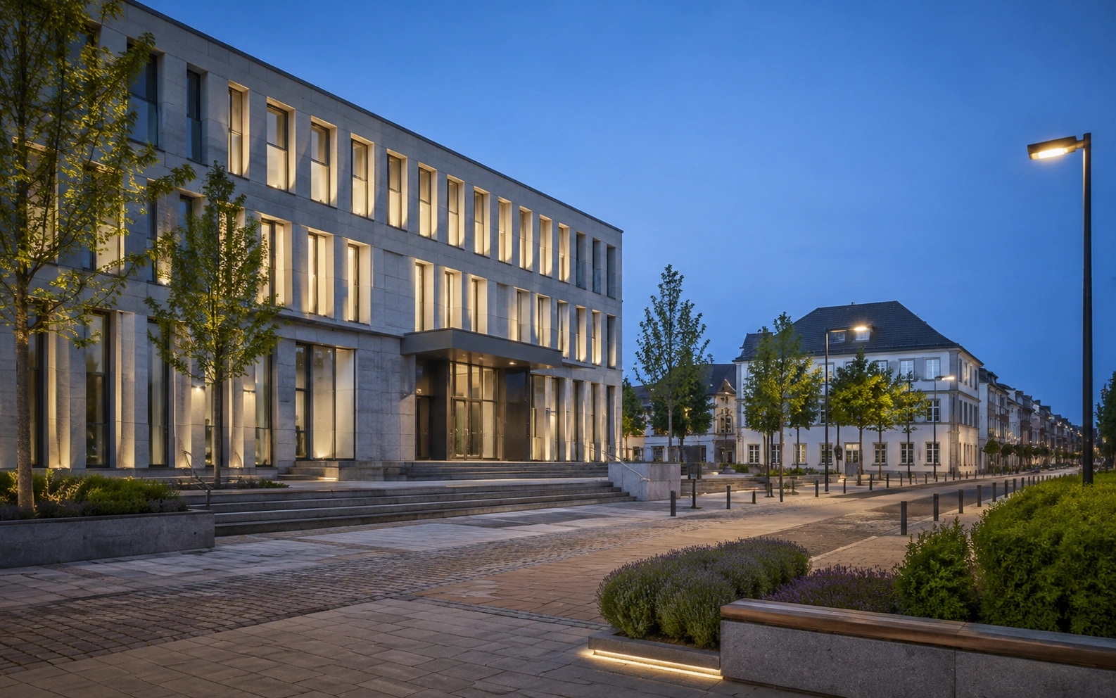 Modernes Verwaltungsgebäude in einer deutschen Stadt bei Dämmerung