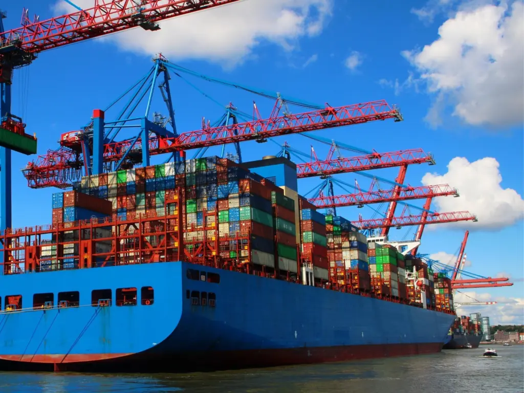 Containerhafen in Hamburg mit Kränen und Logistik als Symbol für Factoring im Mittelstand