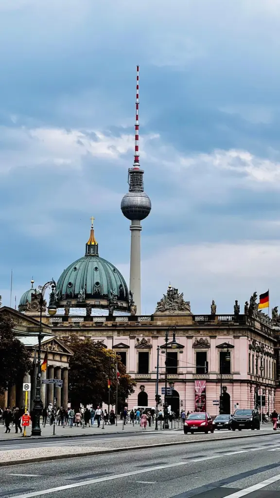Berliner Fernsehturm hinter dem Berliner Dom in der historischen Mitte