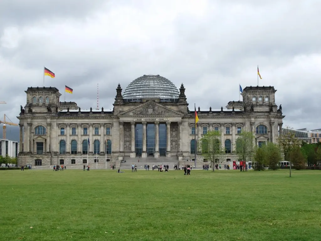 Reichstagsgebäude in Berlin mit Glaskuppel als Wahrzeichen der Hauptstadt