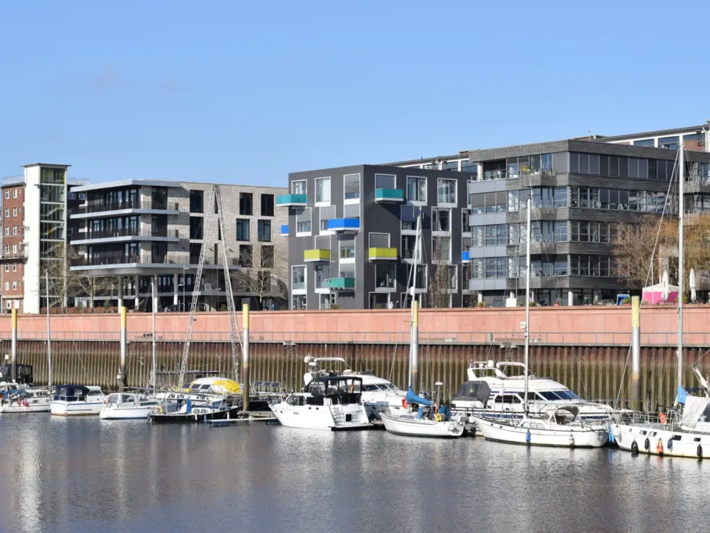 Moderne Architektur und Boote an der Weser in Bremen als Motiv für den Wirtschaftsstandort Bremen