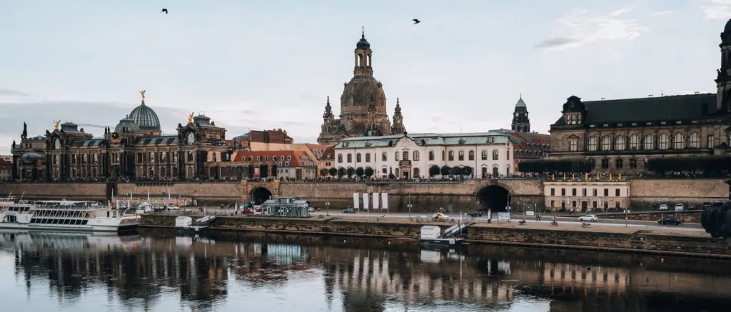 Panorama der Dresdner Altstadt an der Elbe mit Frauenkirche und historischen Gebäuden