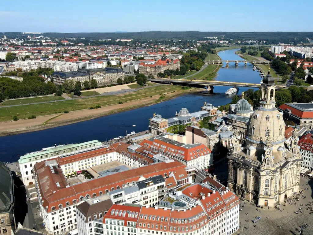 Luftaufnahme der Dresdner Frauenkirche mit Altstadt und Elbe als Standortmotiv für Factoring Dresden