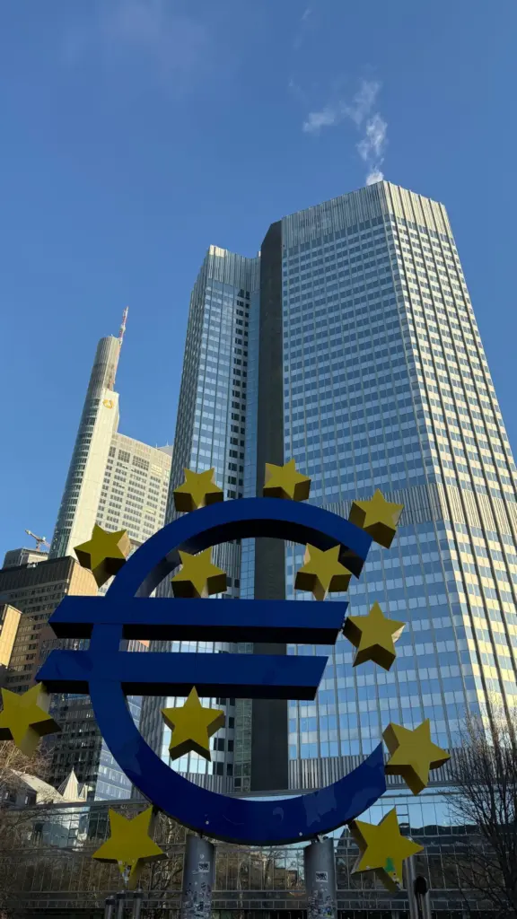 Euro-Skulptur vor den Hochhäusern des Frankfurter Bankenviertels