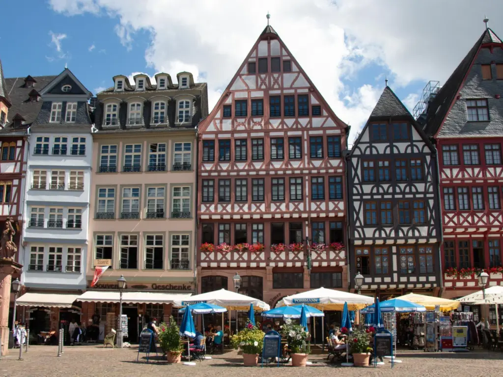 Römerberg mit historischen Fachwerkhäusern in Frankfurt am Main