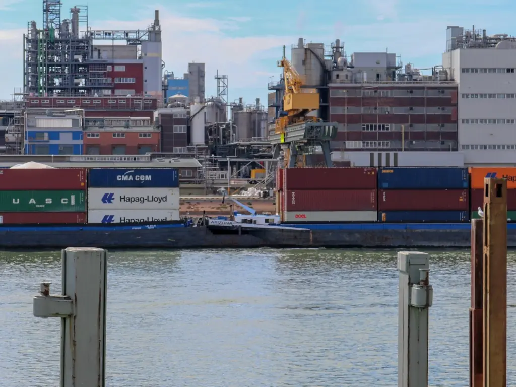 Industrie und Containerlogistik am Mannheimer Hafen als Wirtschaftsstandort für Factoring Mannheim