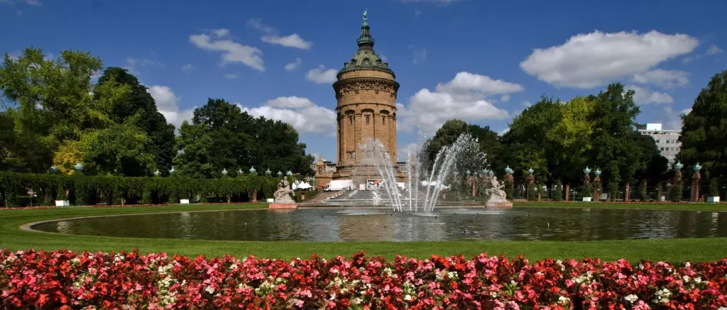 Wasserturm Mannheim mit Friedrichsplatz und Gartenanlage als Standortmotiv für Factoring Mannheim