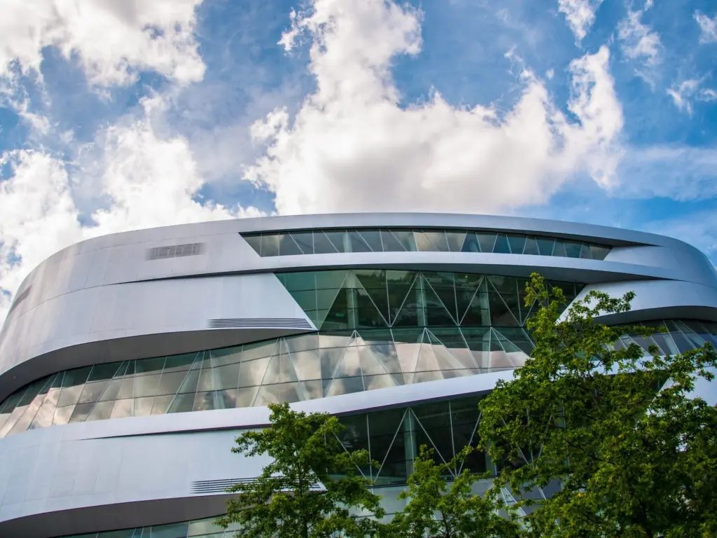 Mercedes-Benz Museum in Stuttgart mit moderner geschwungener Architektur