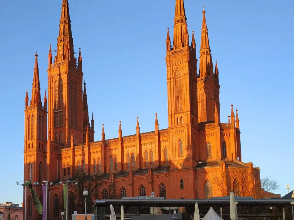 Marktkirche Wiesbaden am Schlossplatz im warmen Abendlicht.