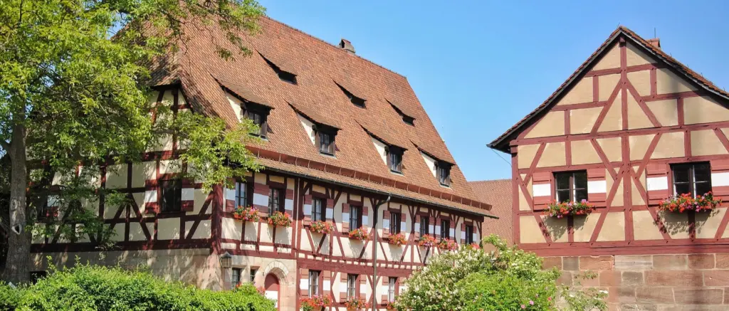 Historische Fachwerkhäuser in der Nürnberger Altstadt als Standortmotiv für Factoring Nürnberg