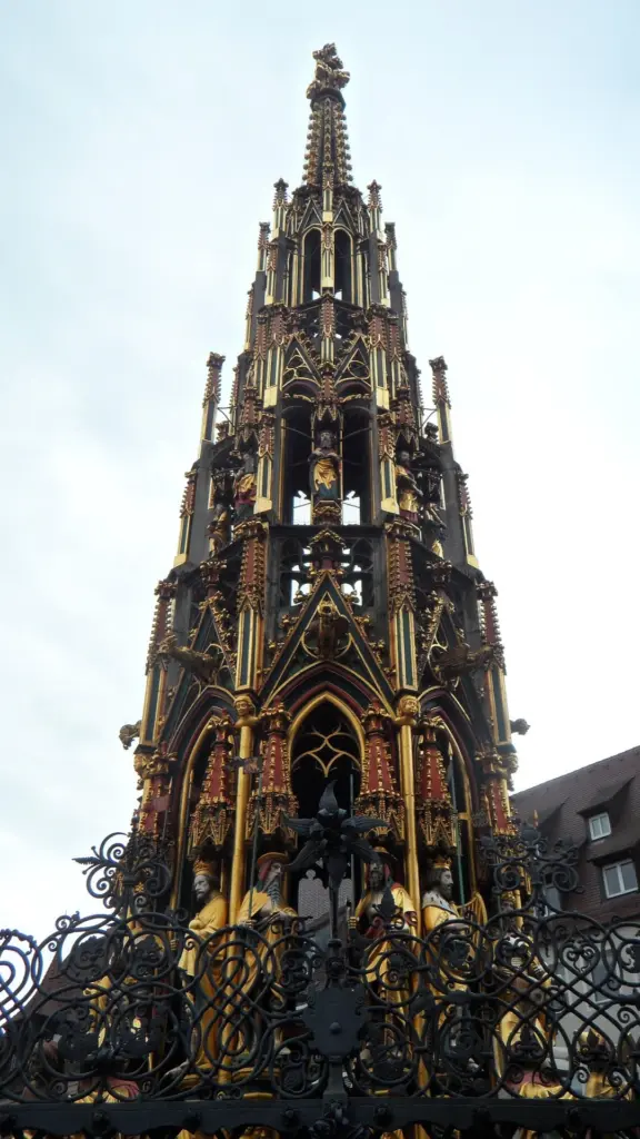 Schöner Brunnen auf dem Hauptmarkt in Nürnberg als Standortmotiv für Factoring Nürnberg