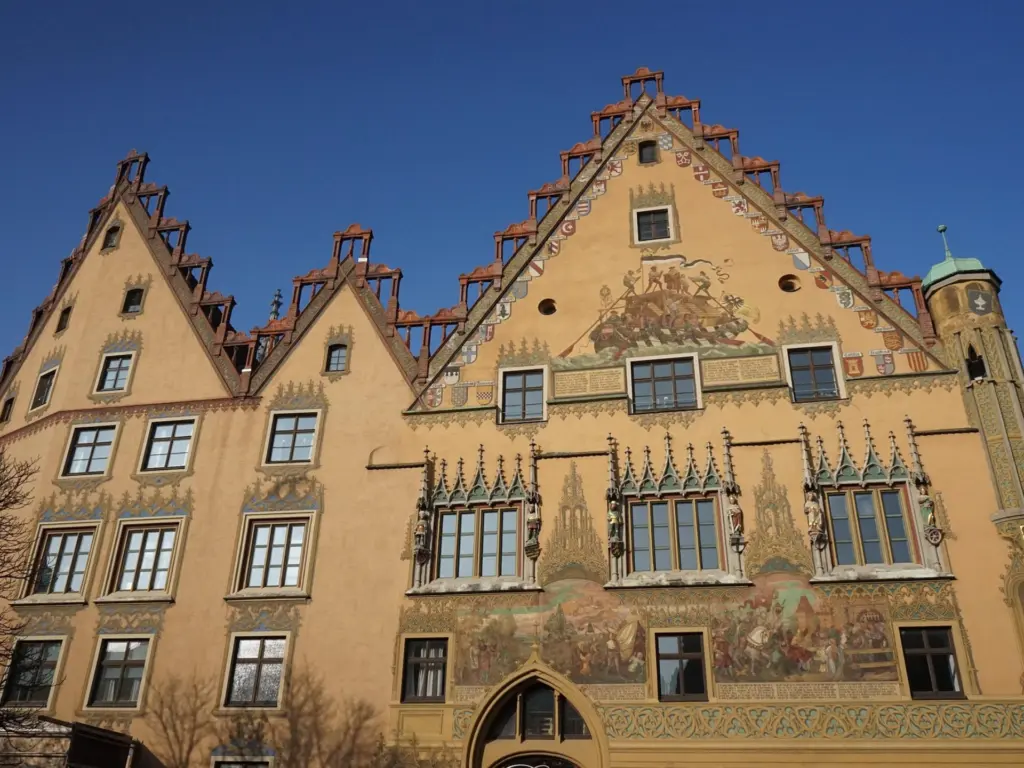 Aufwendig verzierte Fassade des Ulmer Rathauses mit kunstvollen Malereien und gotischen Elementen