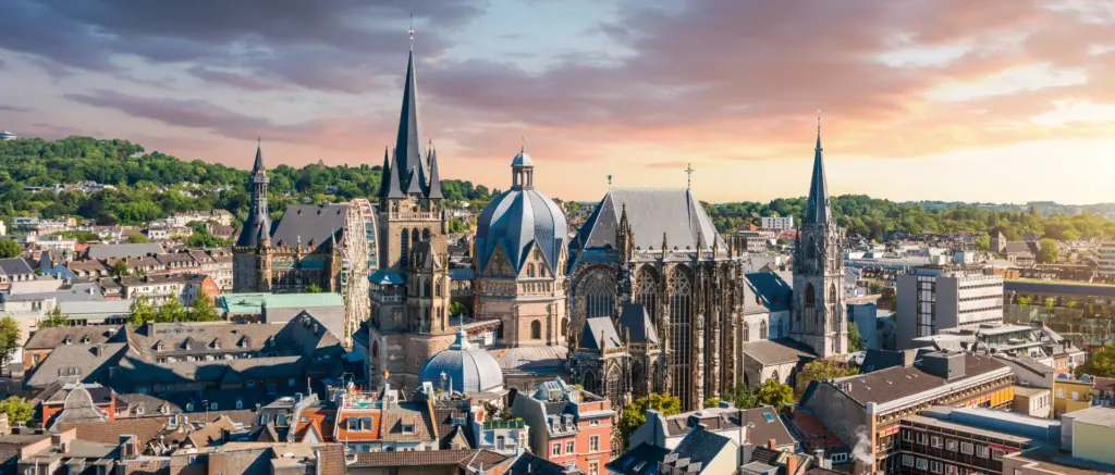 Panorama der Aachener Innenstadt mit Aachener Dom bei Abendlicht