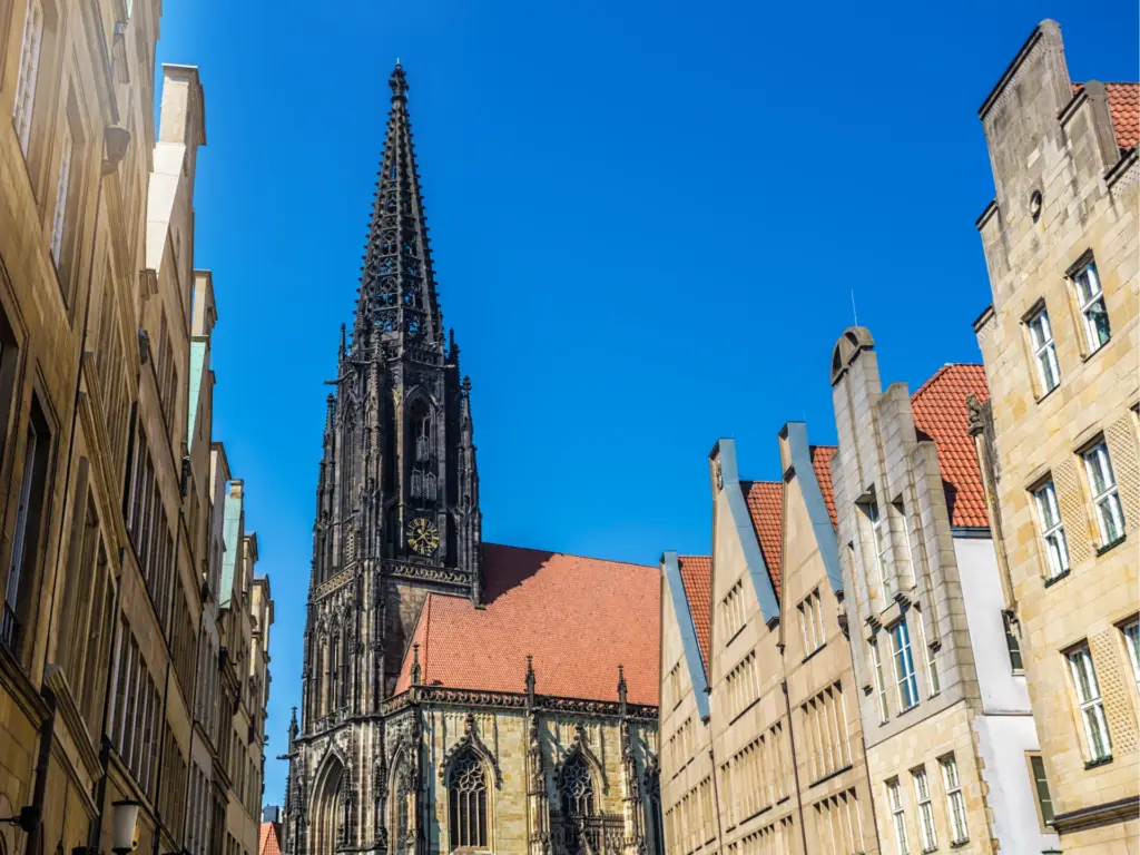 St.-Paulus-Dom zwischen den Gebäuden der Münsteraner Innenstadt als Motiv für Factoring Münster.