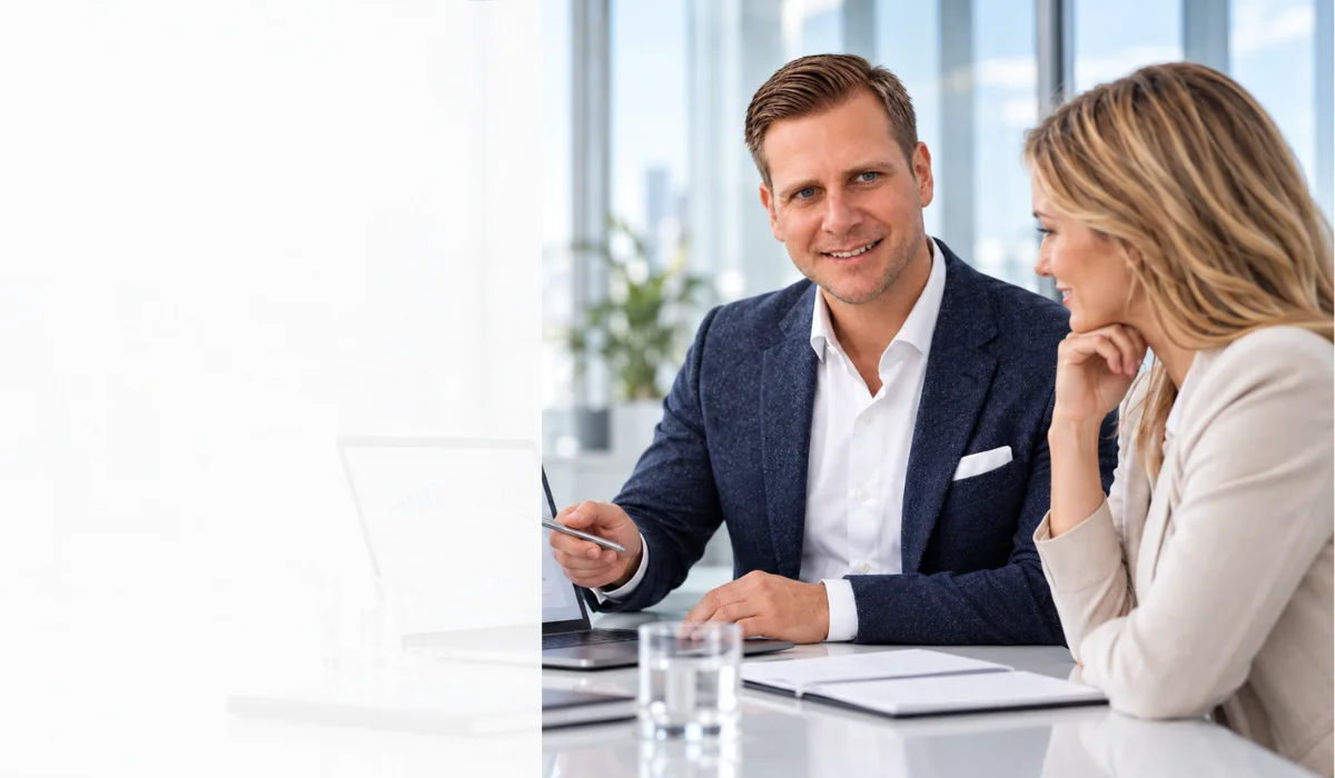 Berater vergleicht mit einer Unternehmerin verschiedene Factoring-Lösungen am Laptop